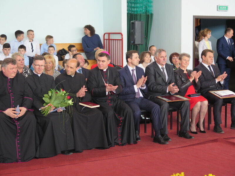 Zdjęcie 8: Jan Paweł II patronem Gimnazjum w Gomulinie