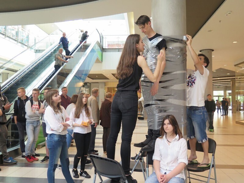 Zdjęcie 1: Focus Mall: Przykleili chłopaka do słupa 