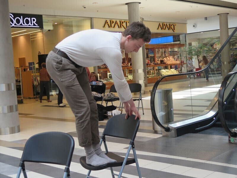 Zdjęcie 2: Focus Mall: Przykleili chłopaka do słupa 