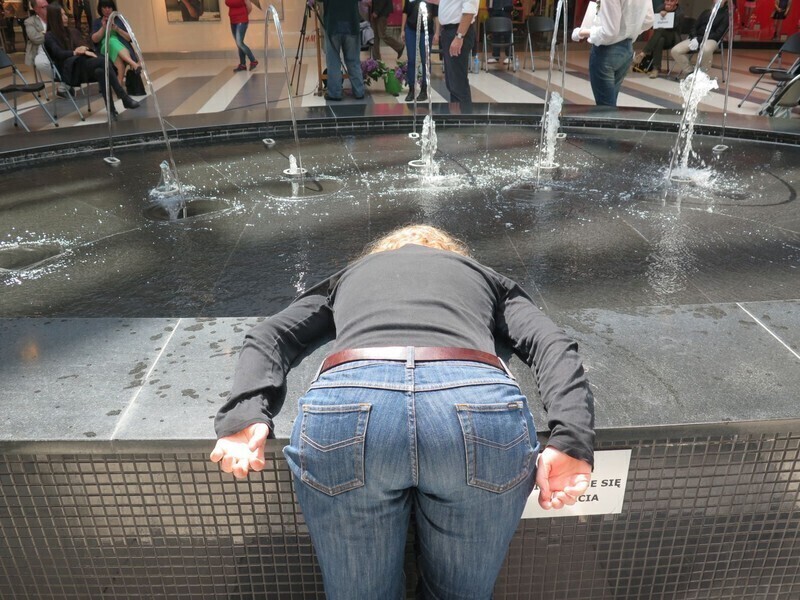 Zdjęcie 3: Focus Mall: Przykleili chłopaka do słupa 