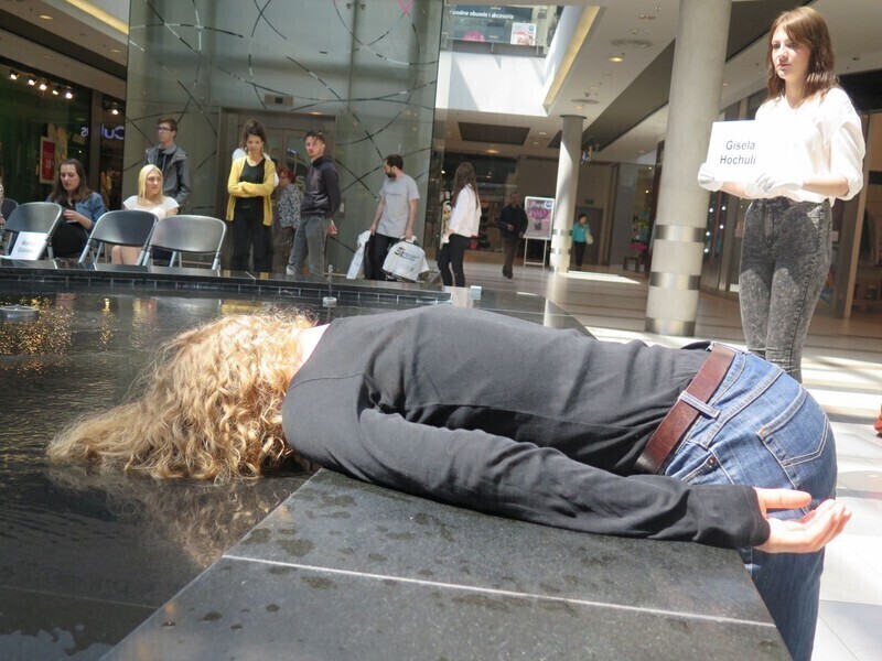 Zdjęcie 4: Focus Mall: Przykleili chłopaka do słupa 