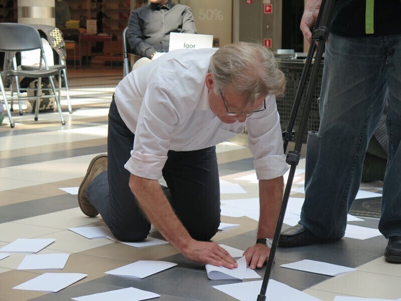 Zdjęcie 8: Focus Mall: Przykleili chłopaka do słupa 