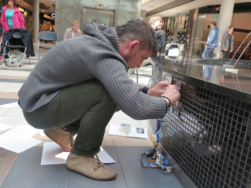 Zdjęcie 11: Focus Mall: Przykleili chłopaka do słupa 