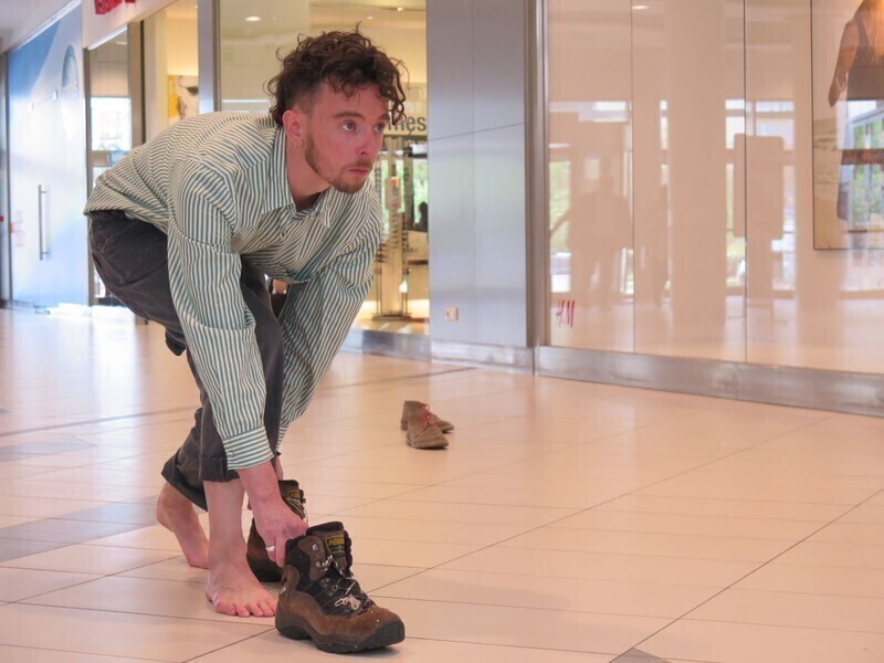 Zdjęcie 14: Focus Mall: Przykleili chłopaka do słupa 