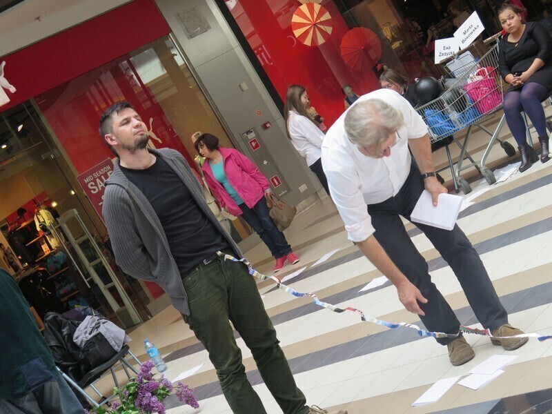 Zdjęcie 15: Focus Mall: Przykleili chłopaka do słupa 