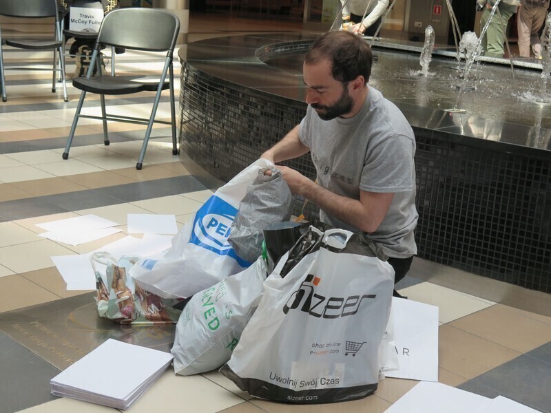 Zdjęcie 16: Focus Mall: Przykleili chłopaka do słupa 