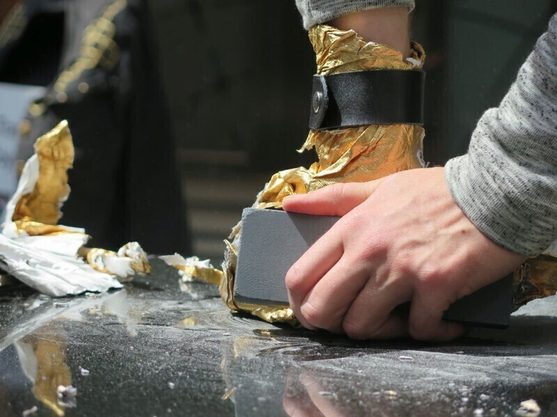 Zdjęcie 18: Focus Mall: Przykleili chłopaka do słupa 