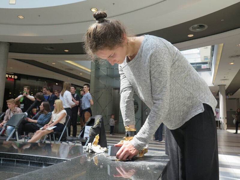 Zdjęcie 19: Focus Mall: Przykleili chłopaka do słupa 