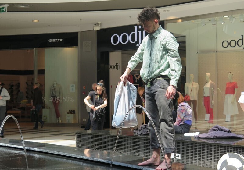 Zdjęcie 23: Focus Mall: Przykleili chłopaka do słupa 