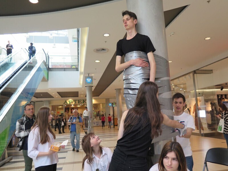 Zdjęcie 24: Focus Mall: Przykleili chłopaka do słupa 