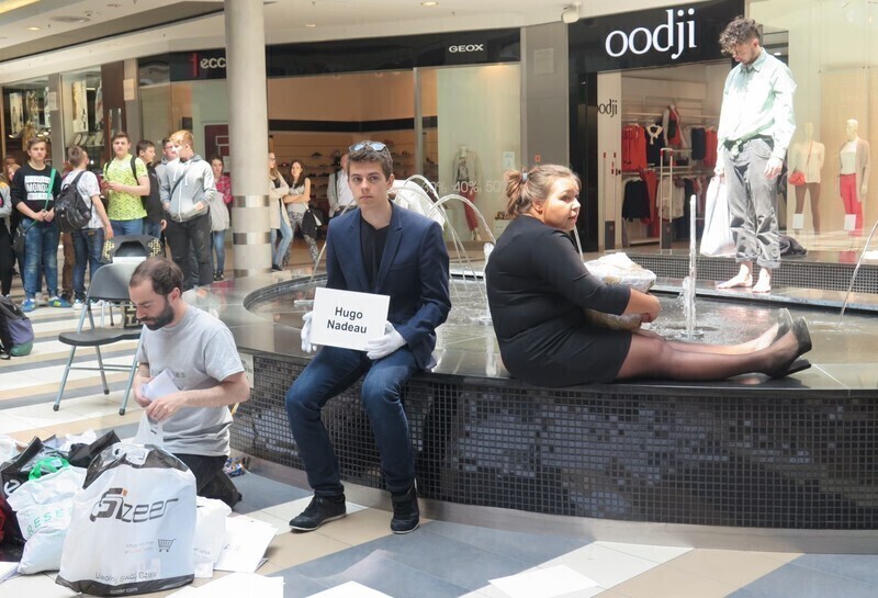 Zdjęcie 25: Focus Mall: Przykleili chłopaka do słupa 