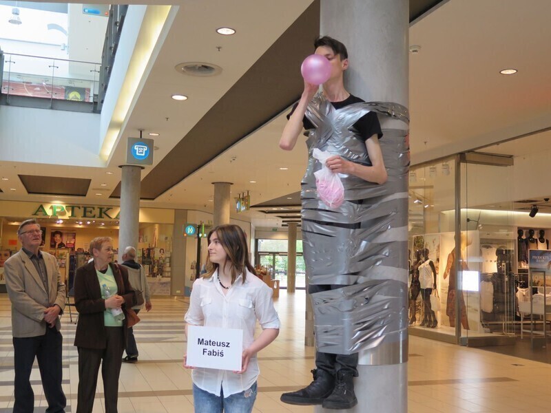 Zdjęcie 27: Focus Mall: Przykleili chłopaka do słupa 