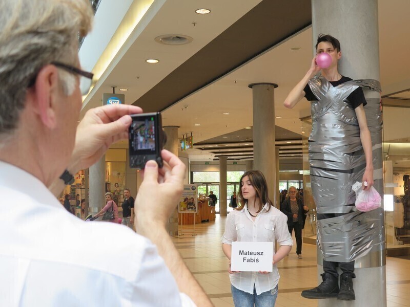 Zdjęcie 30: Focus Mall: Przykleili chłopaka do słupa 