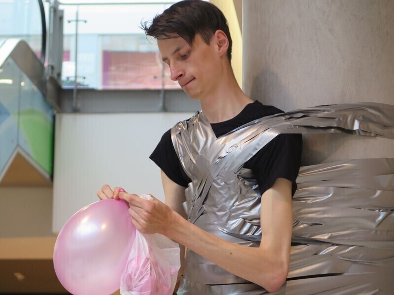 Zdjęcie 31: Focus Mall: Przykleili chłopaka do słupa 