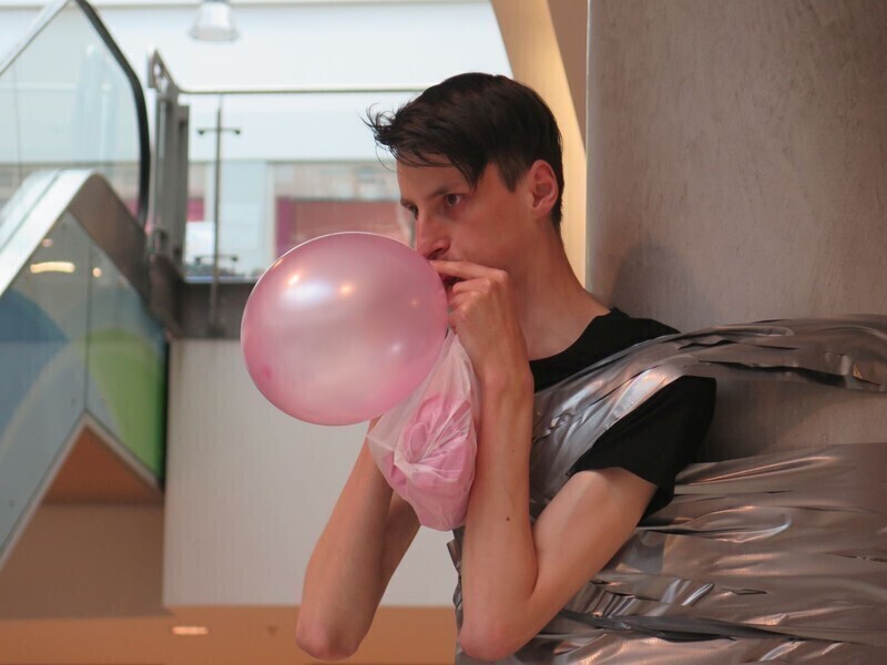 Zdjęcie 32: Focus Mall: Przykleili chłopaka do słupa 