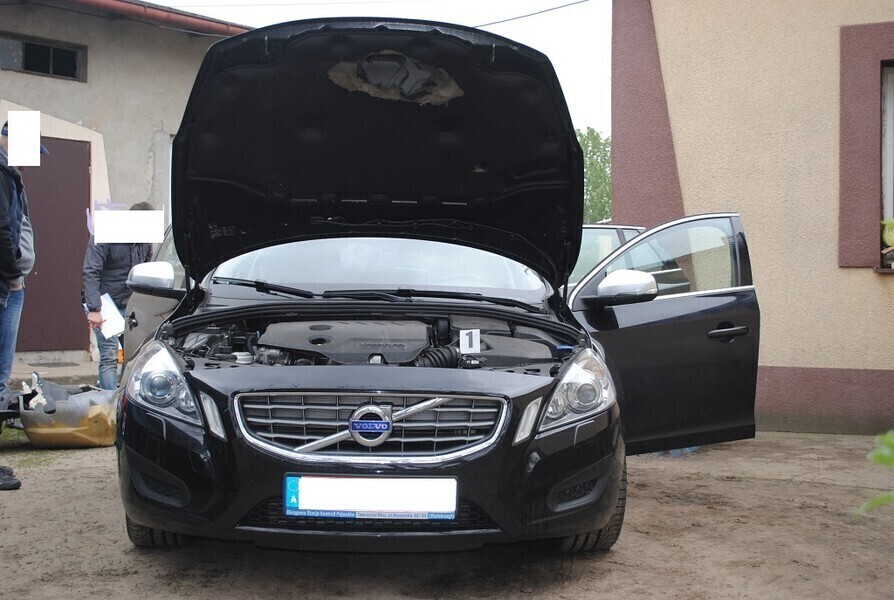 Chcieli wyłudzić odszkodowanie- sfingowali kradzież volvo