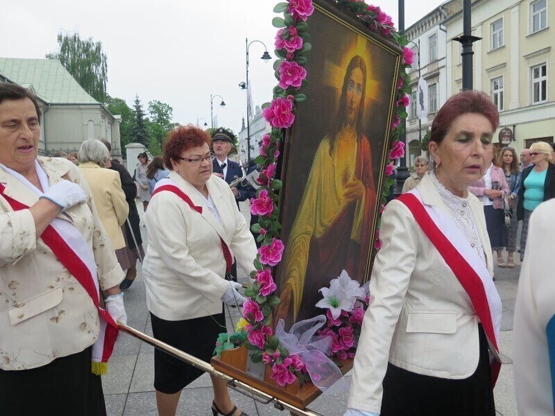 Zdjęcie 3: Święto Bożego Ciała na ulicach Piotrkowa Trybunalskiego [GALERIA]