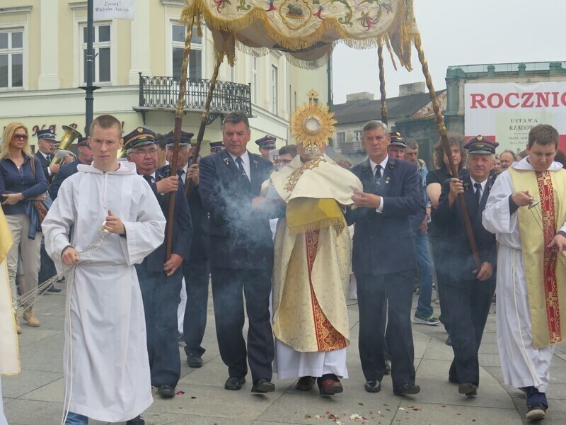 Zdjęcie 18: Święto Bożego Ciała na ulicach Piotrkowa Trybunalskiego [GALERIA]