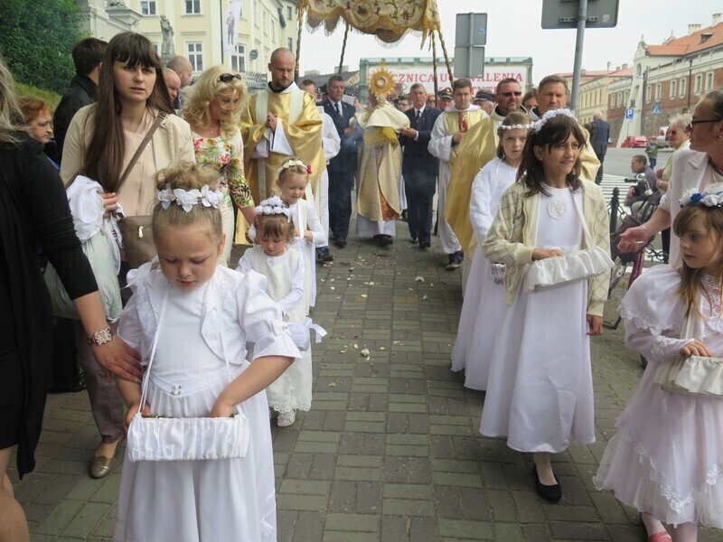 Zdjęcie 20: Święto Bożego Ciała na ulicach Piotrkowa Trybunalskiego [GALERIA]