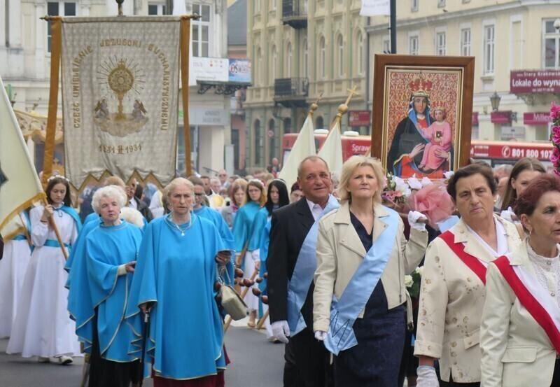 Zdjęcie 35: Święto Bożego Ciała na ulicach Piotrkowa Trybunalskiego [GALERIA]