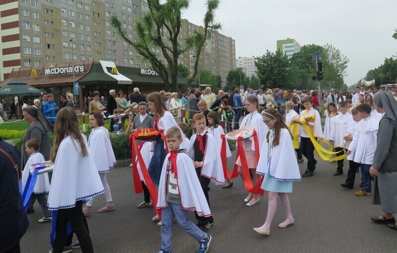 Zdjęcie 65: Święto Bożego Ciała na ulicach Piotrkowa Trybunalskiego [GALERIA]