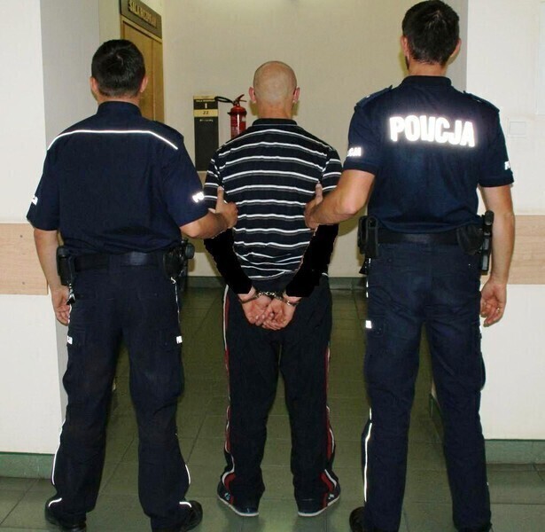 Przyszedł do domu znajomego z nożem w ręku