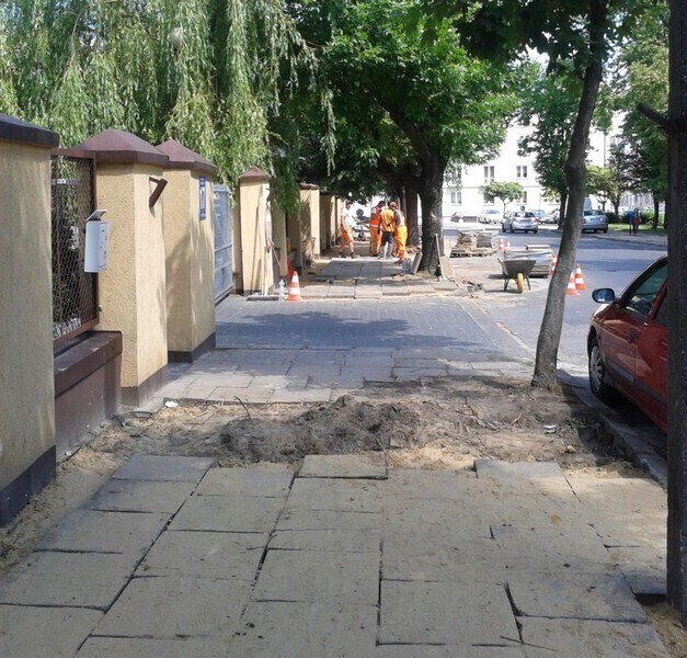 Zdjęcie 5: Remontują chodnik przy Metalplaście