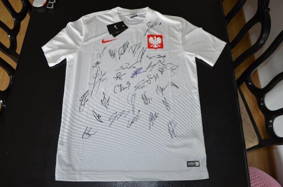 Zdjęcie 1: Koszulka z autografami naszej reprezentacji może być Twoja! 