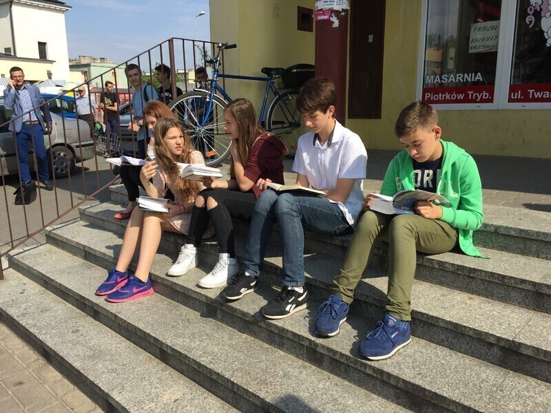 Zdjęcie 3: Czytali w pobliżu magistratu