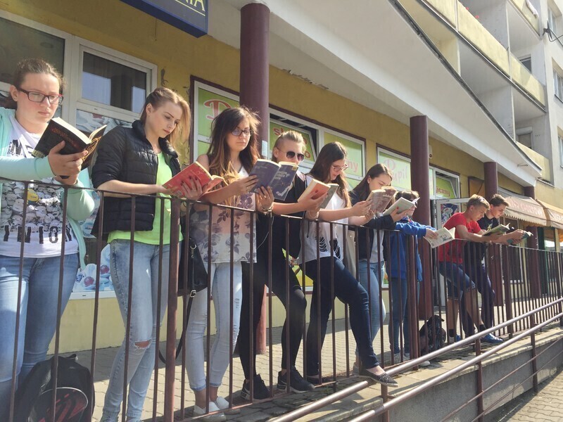 Zdjęcie 5: Czytali w pobliżu magistratu