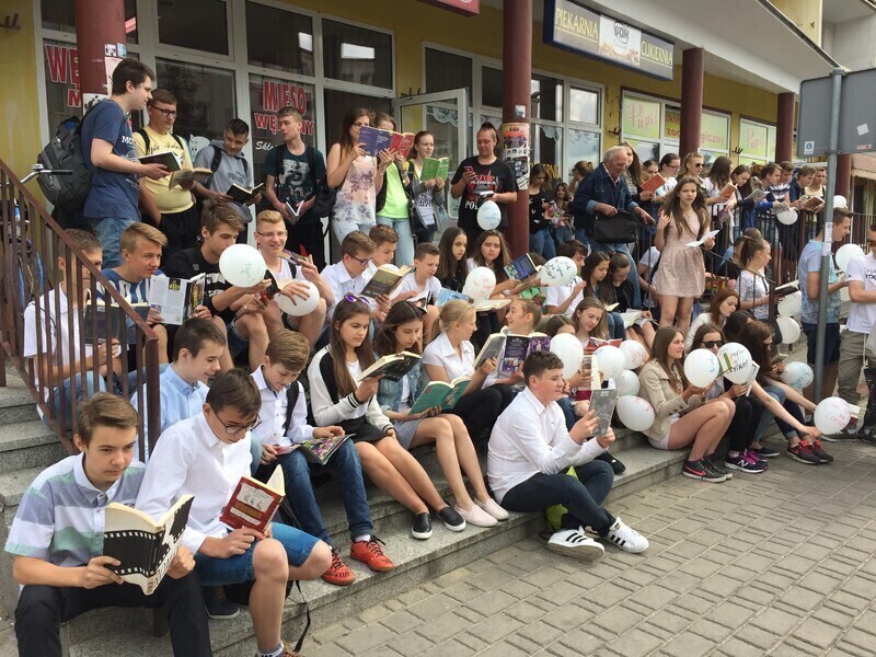 Zdjęcie 8: Czytali w pobliżu magistratu