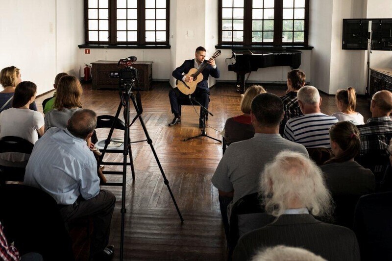 Zdjęcie 7: Recital gitarowy w piotrkowskim Muzeum