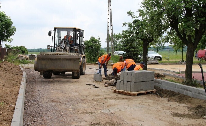 Zdjęcie 4: Trwa remont dróg i chodników na osiedlu w Woli Krzysztoporskiej
