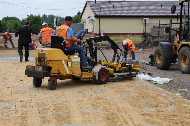 Zdjęcie 5: Trwa remont dróg i chodników na osiedlu w Woli Krzysztoporskiej