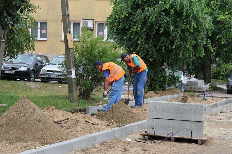 Zdjęcie 7: Trwa remont dróg i chodników na osiedlu w Woli Krzysztoporskiej