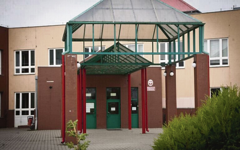 W Gimnazjum nr 5 skakali z okna. Jeden trafił do szpitala