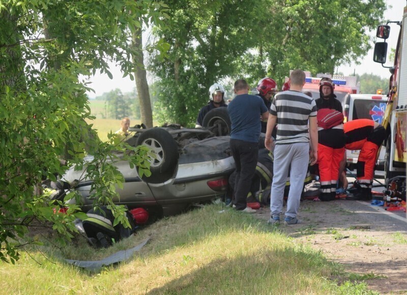 Zdjęcie 2: Wypadek na drodze między Piotrkowem a Rozprzą. Kierowca nie żyje