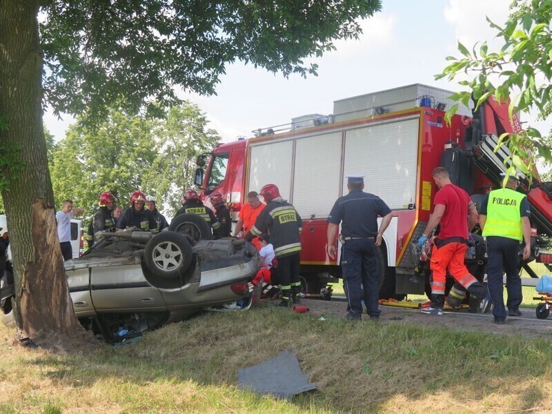 Zdjęcie 5: Wypadek na drodze między Piotrkowem a Rozprzą. Kierowca nie żyje