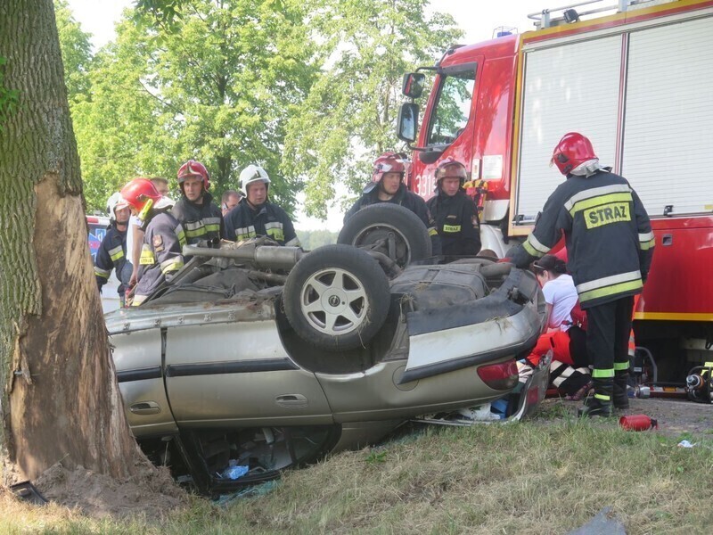Zdjęcie 6: Wypadek na drodze między Piotrkowem a Rozprzą. Kierowca nie żyje