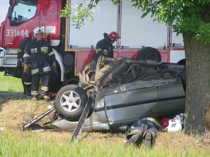 Zdjęcie 7: Wypadek na drodze między Piotrkowem a Rozprzą. Kierowca nie żyje