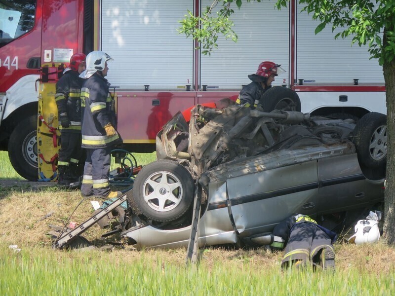 Zdjęcie 8: Wypadek na drodze między Piotrkowem a Rozprzą. Kierowca nie żyje