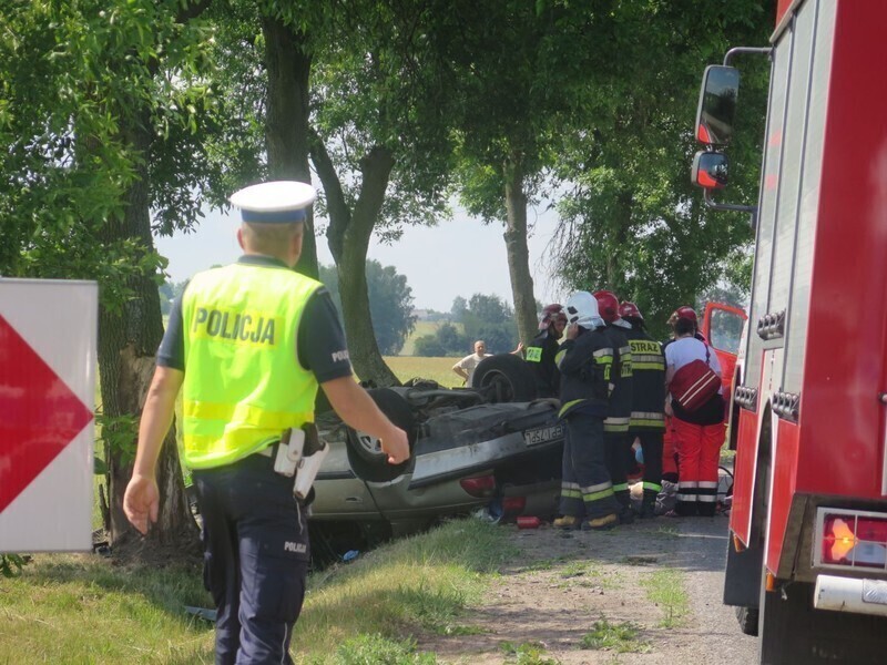 Zdjęcie 9: Wypadek na drodze między Piotrkowem a Rozprzą. Kierowca nie żyje