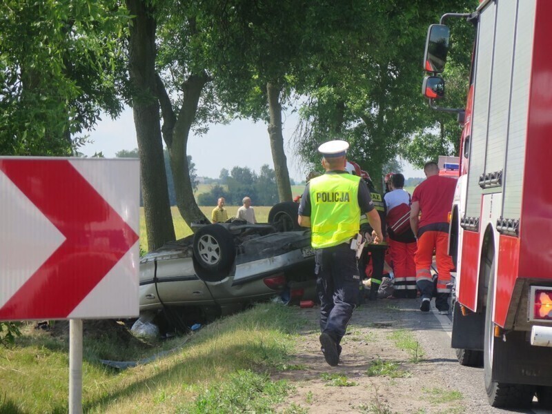 Zdjęcie 10: Wypadek na drodze między Piotrkowem a Rozprzą. Kierowca nie żyje