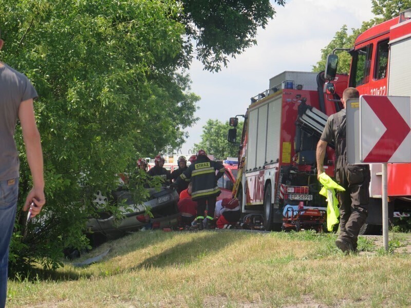 Zdjęcie 12: Wypadek na drodze między Piotrkowem a Rozprzą. Kierowca nie żyje