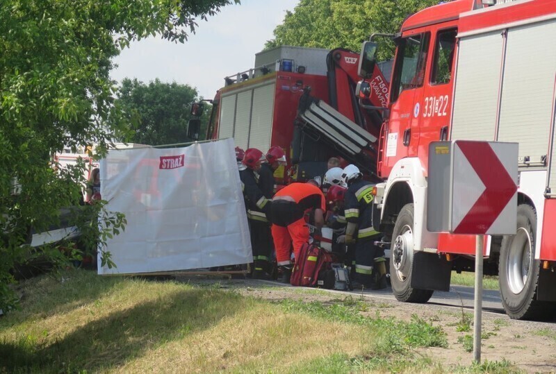 Zdjęcie 13: Wypadek na drodze między Piotrkowem a Rozprzą. Kierowca nie żyje