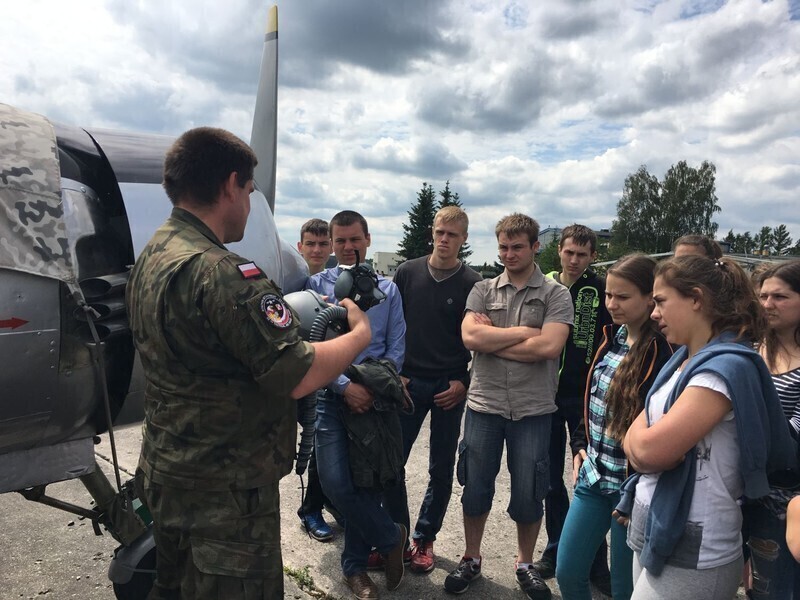 Zdjęcie 1: Młodzież z Bujen oglądała samoloty F-16 