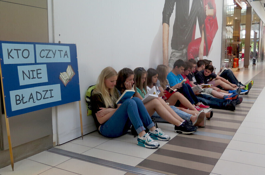 Zaczytani gimnazjaliści w piotrkowskiej galerii