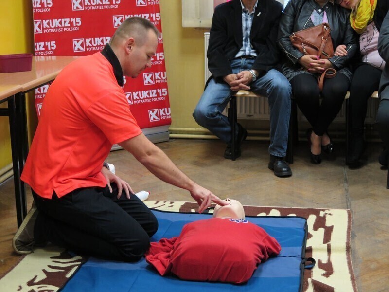 Zdjęcie 8: Kukizowcy uczyli udzielania pierwszej pomocy