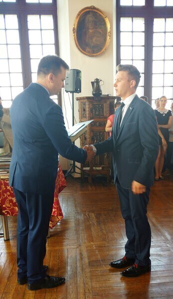 Zdjęcie 6: Najlepsi piotrkowscy uczniowie i absolwenci wyróżnieni