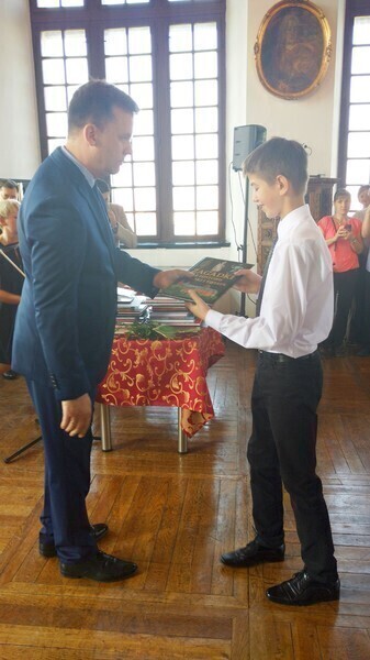 Zdjęcie 8: Najlepsi piotrkowscy uczniowie i absolwenci wyróżnieni